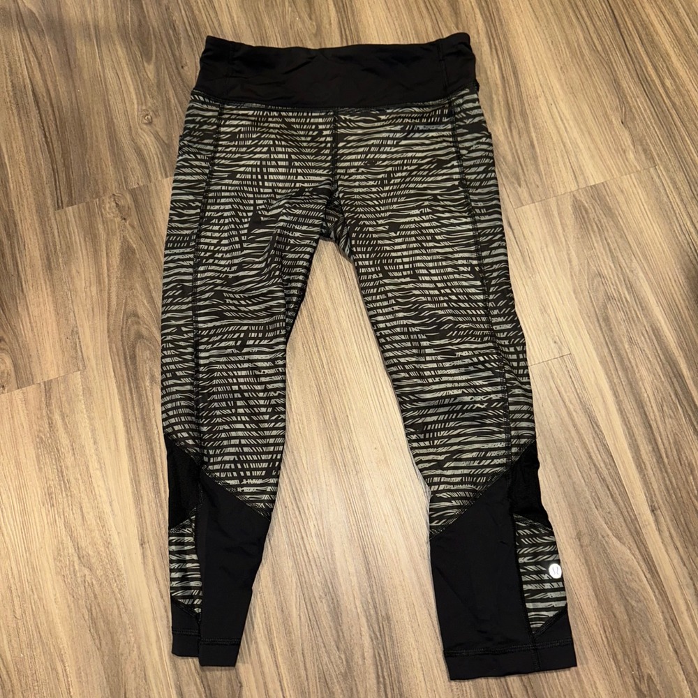 Lululemon Athletica‎ Pace Rival Crop Black Gray Abstract Print Leggings Size 6